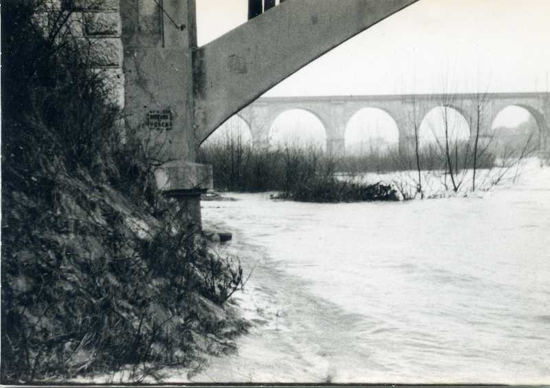 Fiume Isonzo in piena, Gorizia. Veduta del ponte ferroviario sullo sfondo